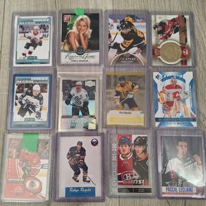 (SAVE 30% WHEN BUNDLE 2 OR MORE ITEMS) 12 Premium Hockey Cards